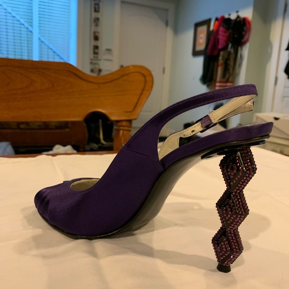 Purple satin high heels. - Picture 2 of 2
